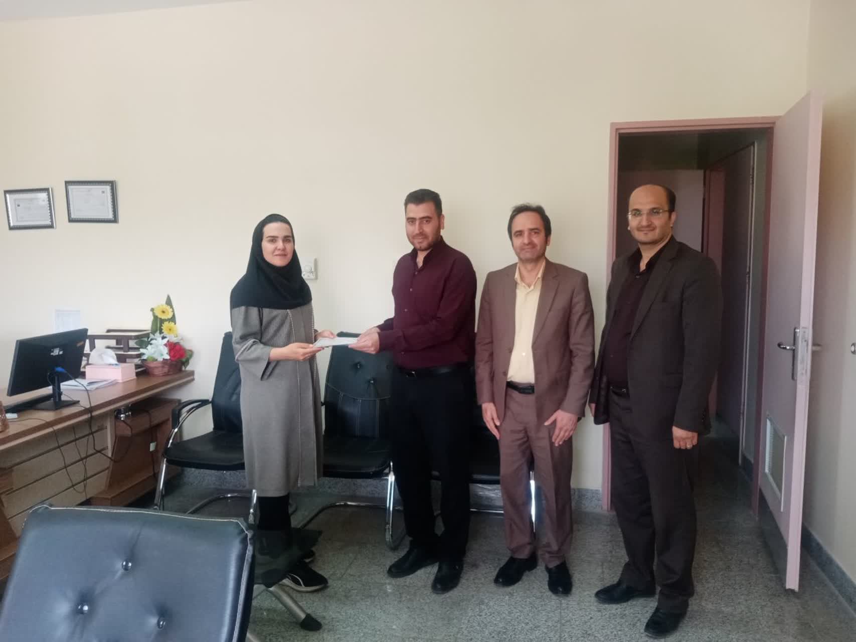 تقدیر از مسئول روابط عمومی بیمارستان شهید آیت الله قدوسی با اهدای لوح سپاس